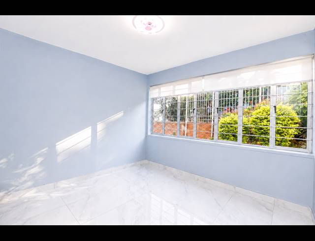 2.5 BEDROOM APARTMENT FOR SALE IN ESSENWOOD